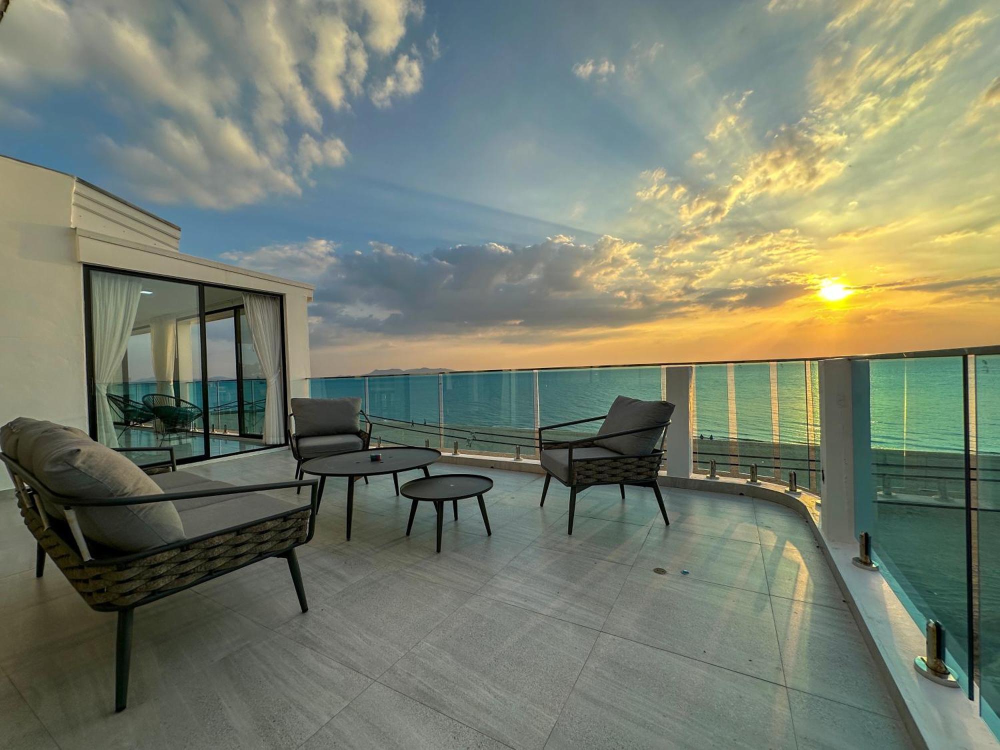 Stunning Beachfront View Luxurious Apartment 40 Джомтиен Бийч Екстериор снимка