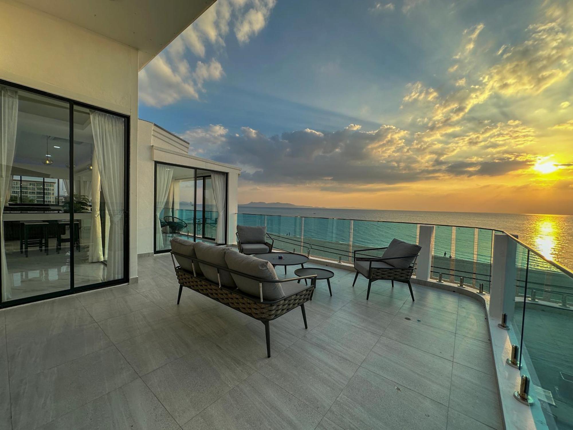 Stunning Beachfront View Luxurious Apartment 40 Джомтиен Бийч Екстериор снимка