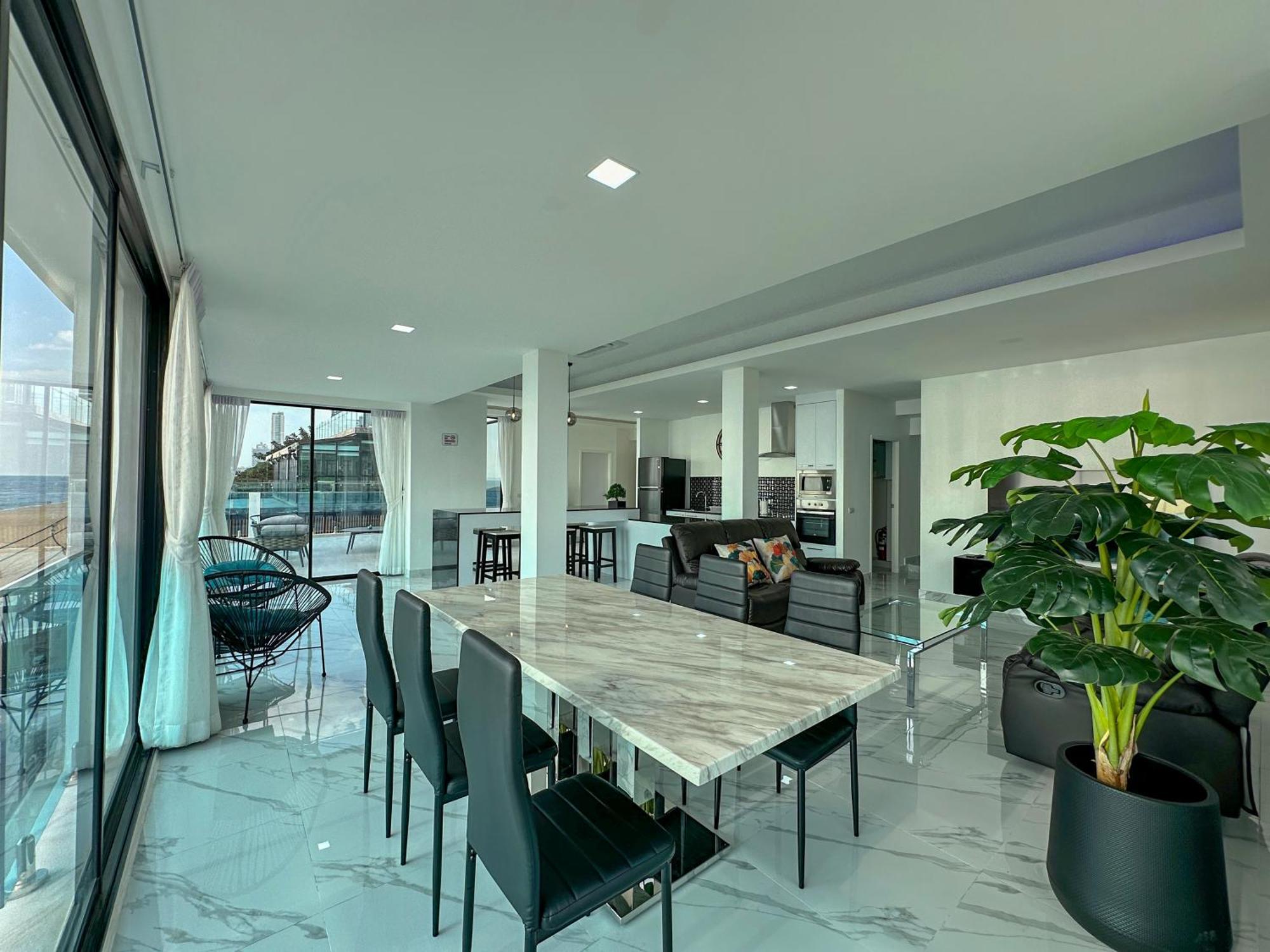 Stunning Beachfront View Luxurious Apartment 40 Джомтиен Бийч Екстериор снимка